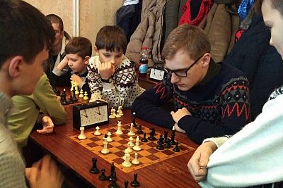 Рождественский блиц-турнир в Керчи выиграл Иван Сердюков
