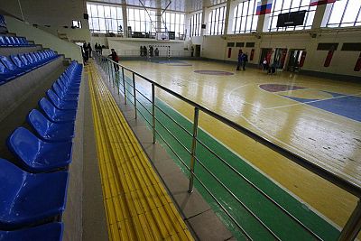 Новое ограждение в спортзале главного стадиона Симферополя специально сделали шатающимся