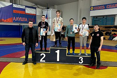 В Алуште прошел юношеский турнир по борьбе на поясах памяти Номана Челебиджихана