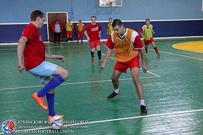 В мини-футбольном турнире крымских команд органов безопасности и правопорядка определились четвертьфиналисты