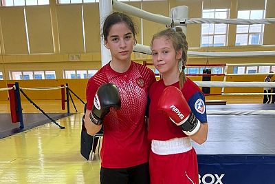 Две представительницы Севастополя тренируются со сборными России по боксу