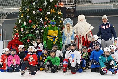 В симферопольском "Наследии" устроили новогодний праздник для самых юных хоккеистов
