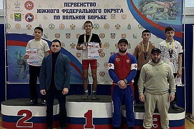 У сборной Крыма – четыре медали на первенстве ЮФО по вольной борьбе среди юношей до 18 лет
