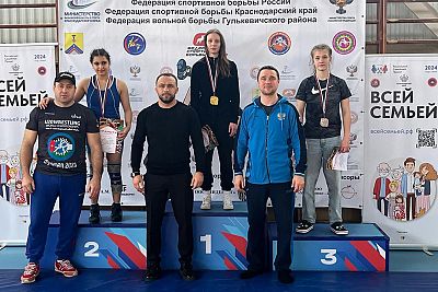 У представительниц полуострова – пять медалей на чемпионате ЮФО по женской борьбе в Краснодарском крае