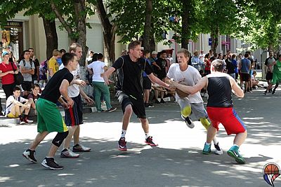 В Симферополе прошел турнир по уличному баскетболу