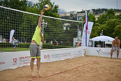 4-й тур чемпионата Крыма по пляжному волейболу выиграли Дмитрий Байкузов и Алексей Лихачев