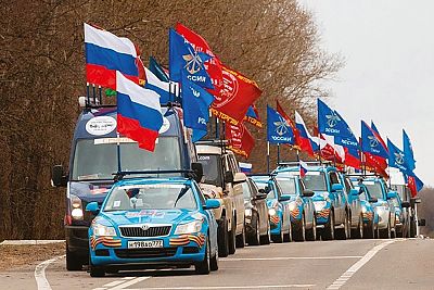 На автомобилях, яхтах, самолетах и конях: в Крыму проходит пробег, посвященный 90-летию ДОСААФ