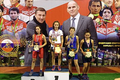 У сборной Крыма четыре медали в первенстве ЮФО по женской борьбе среди девушек до 16 лет