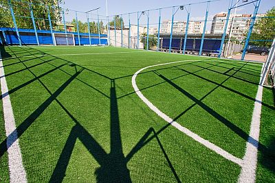 Открытие многострадального футбольного мини-поля в Симферополе запланировали на День физкультурника
