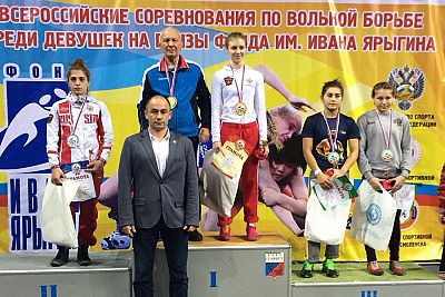 Крымчанки привезли две медали со Всероссийских соревнований по женской борьбе в Смоленске