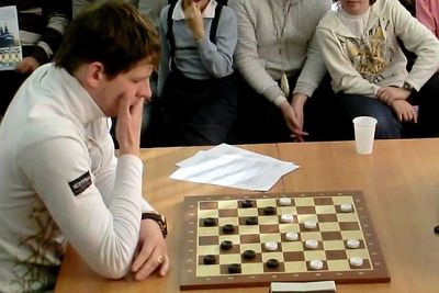 Сергей Белошеев из Евпатории выиграл блиц-турнир на Кубке мира по шашкам-64