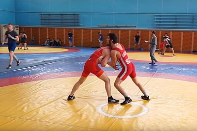 Юниорская сборная России по греко-римской борьбе провела тренировочный сбор в Алуште